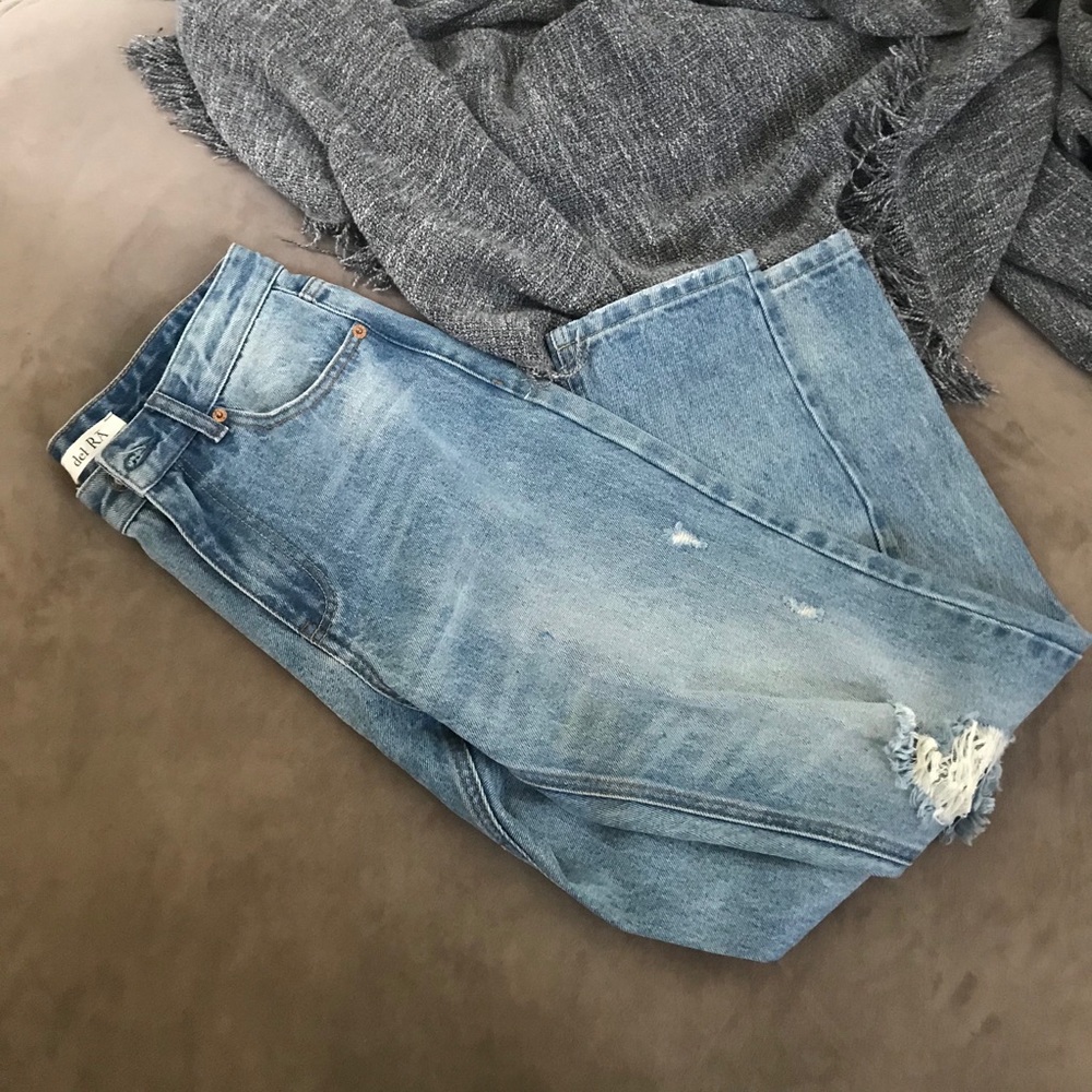 Distressed high waisted jeans NWT